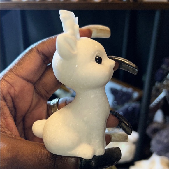 Adorable White Jade reindeer carving - Picture 5 of 5